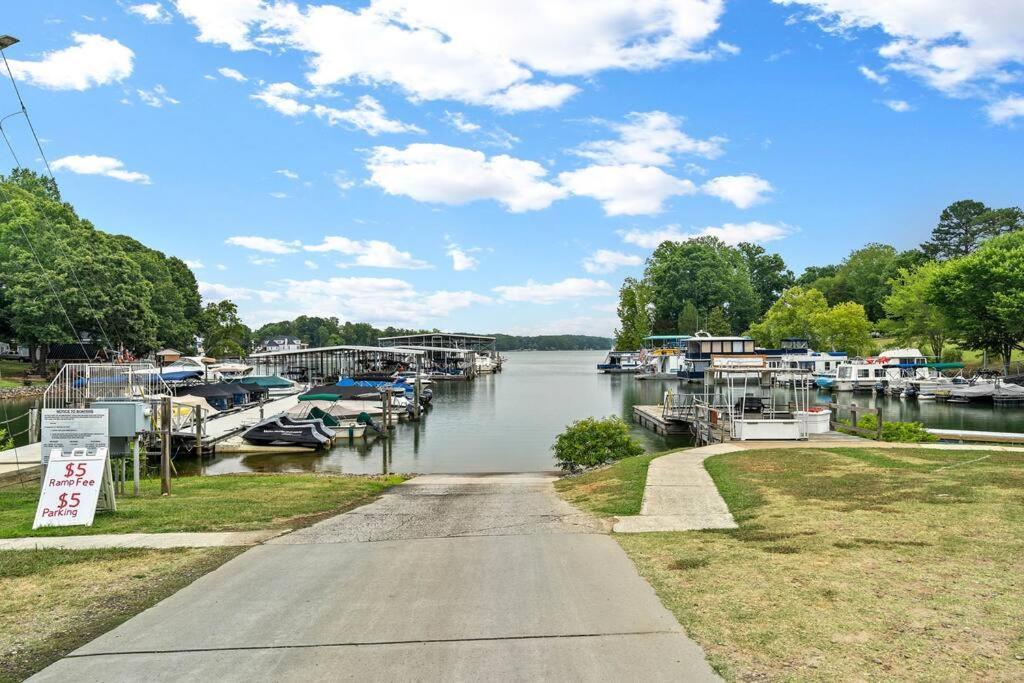 Cozy Lake Home - Jacuzzi King Bed Marina Access 穆尔斯维尔 外观 照片