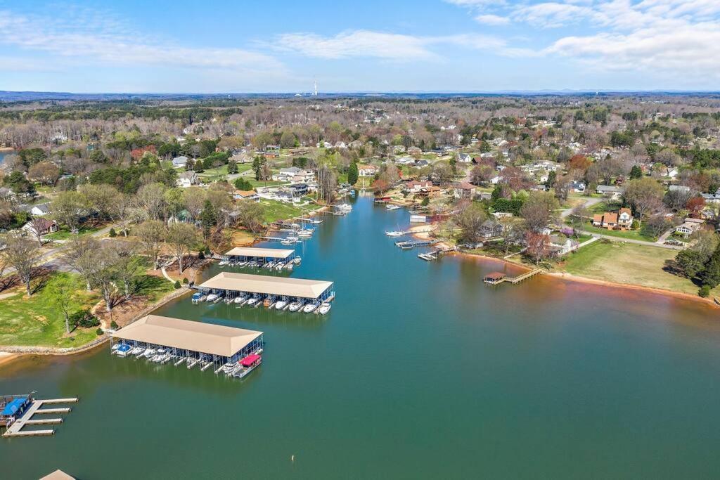 Cozy Lake Home - Jacuzzi King Bed Marina Access 穆尔斯维尔 外观 照片